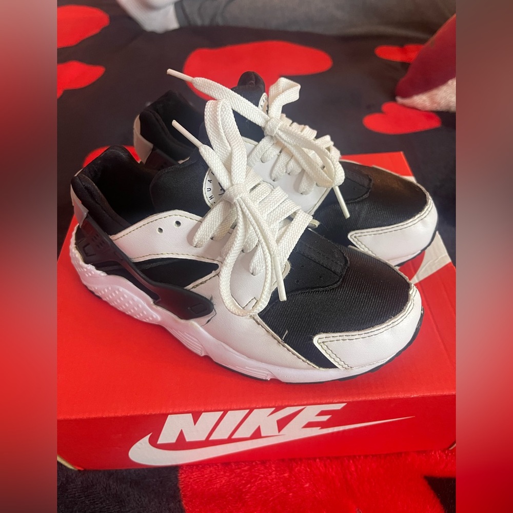 Nike huaraches boys size 2Y